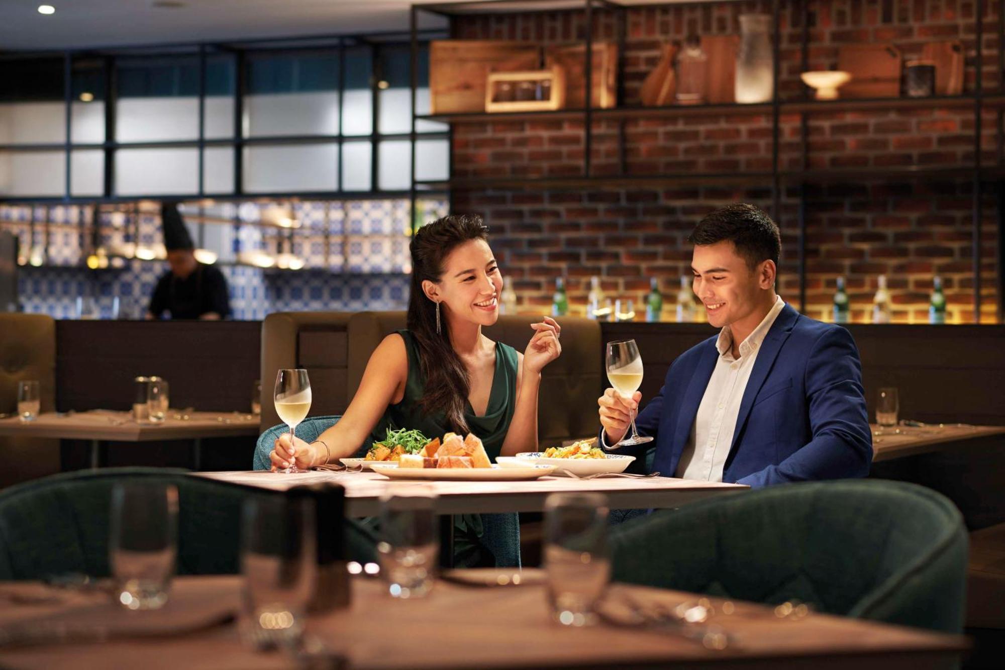 Doubletree By Hilton Shah Alam I-City 外观 照片 A couple dining at a restaurant